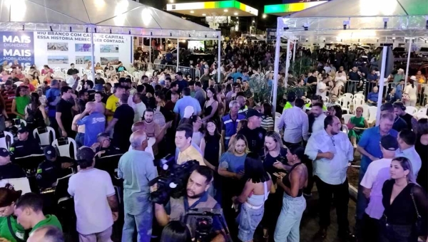 Público se reúne na rotatória da AABB para inauguração do elevado Mamédio Bittar em Rio Branco