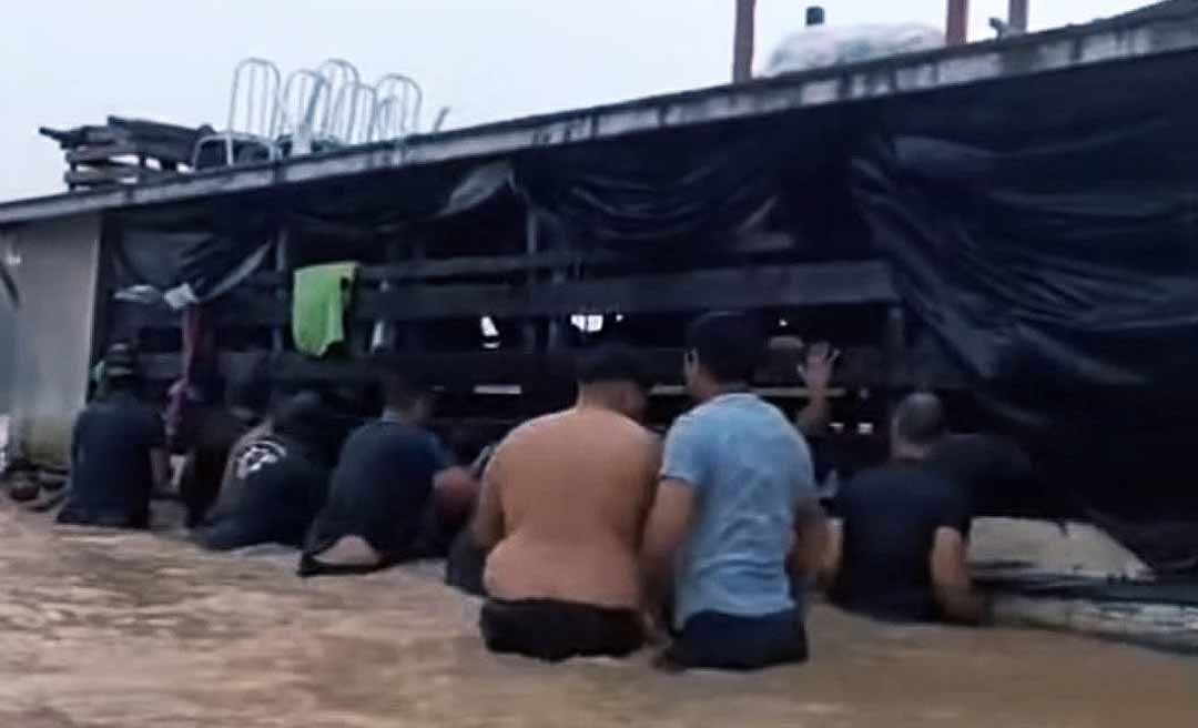 Equipe do Saúde Itinerante presta apoio a barco que naufragou no Rio Iaco, em Sena Madureira