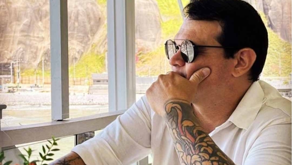 O abraço calculado e a promessa exagerada: o teatro da política em ano eleitoral