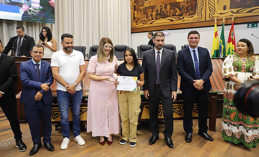 Alunos da rede pública tomam posse no âmbito do programa Jovem Parlamentar Acreano
