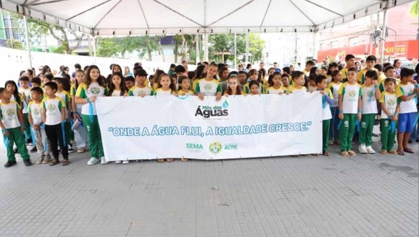 Estudantes da rede pública estadual participam de caminhada pelo dia mundial da água