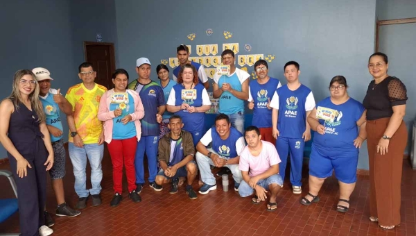 Roda de conversa prepara alunos para eleição de autodefensores na Apae Rio Branco; oito estudantes participam do processo