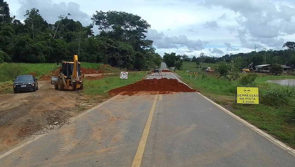 DNIT implanta desvio provisório após erosão e mantém tráfego em meia pista na BR-317, entre Epitaciolândia e Xapuri