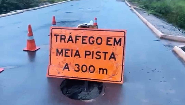 Chuvas provocam erosão e deixam tráfego em meia pista no km 212 da BR-317 entre Epitaciolândia e Xapuri