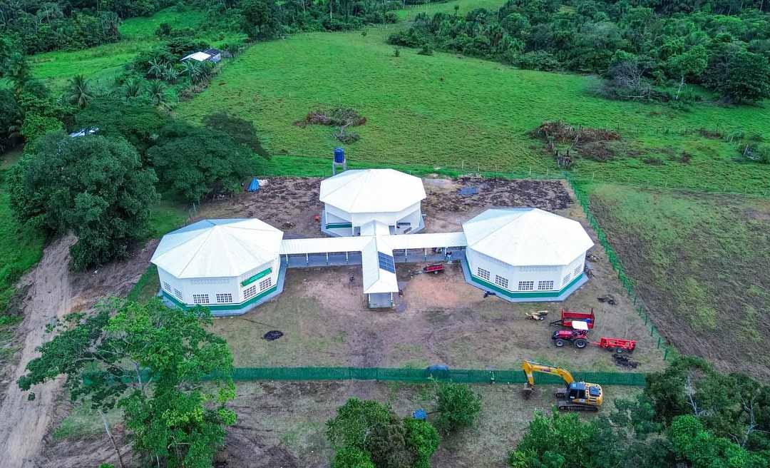 Inaugurada escola-modelo na Terra Indígena Nukini no Rio Moa, em Mâncio Lima 