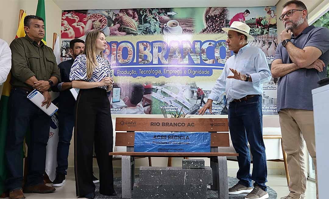 Bocalom assina ordem de serviço para compra de usina de termoplástico e lança projeto Acre Recicla em Rio Branco