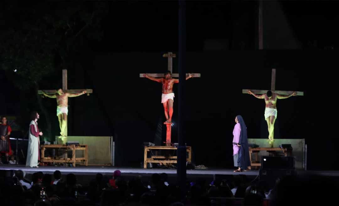 Encenação da Paixão de Cristo reúne multidão e transforma Calçadão da Gameleira em palco de fé