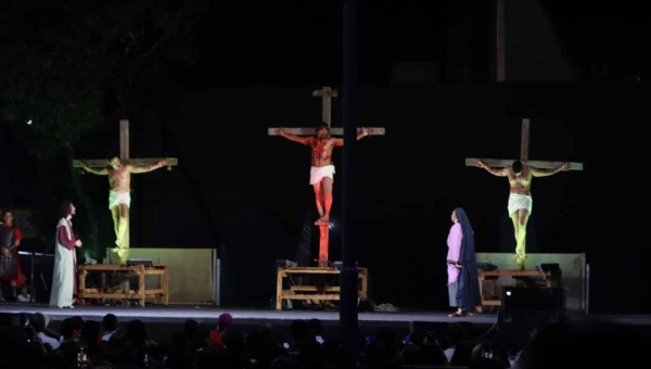 Encenação da Paixão de Cristo reúne multidão e transforma Calçadão da Gameleira em palco de fé