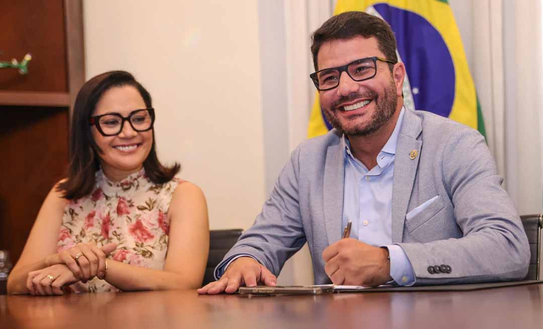 Antes de deixar o governo, Gladson sanciona leis que estabelecem o auxílio-saúde para os aposentados e o auxílio-alimentação para os ativos