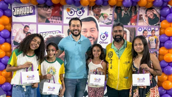 Jarude entrega laudos para crianças autistas e mais de 70 óculos a estudantes na Baixada da Sobral