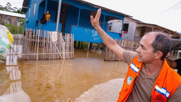 Zequinha Lima intensifica apoio às famílias e Prefeitura já levou mais de 140 pessoas para abrigos devido à cheia do rio Juruá em Cruzeiro do Sul