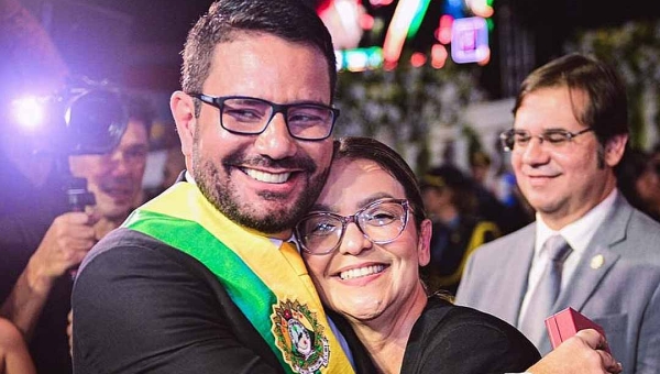 Gladson entra em cena e impede exoneração de Nayara Lessa da Secretaria de Comunicação