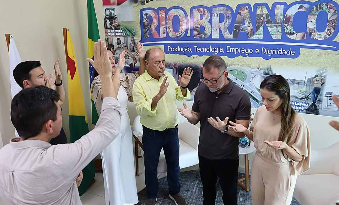 Bocalom e Alysson são abençoados por lideranças religiosas na transmissão de cargo; ex-prefeito se emociona com fala do padre Manoel de Jesus