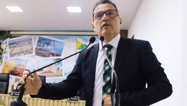 “Licitação do transporte pode ultrapassar R$ 1 bilhão e precisa de transparência”, diz Eber Machado ao cobrar assinatura de CPI na Câmara