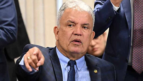 Perto de acordo com Alan, Petecão cita Mailza e lembra “piada” de marido da governadora