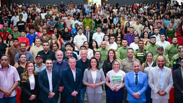 Estado entrega 803 CNHs, anuncia 5 mil novas vagas do CNH Social e empossa 21 servidores do Detran