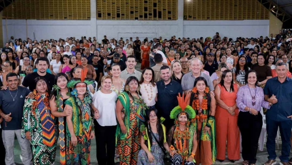 Governadora Mailza Assis participa de palestra sobre liderança feminina em Tarauacá