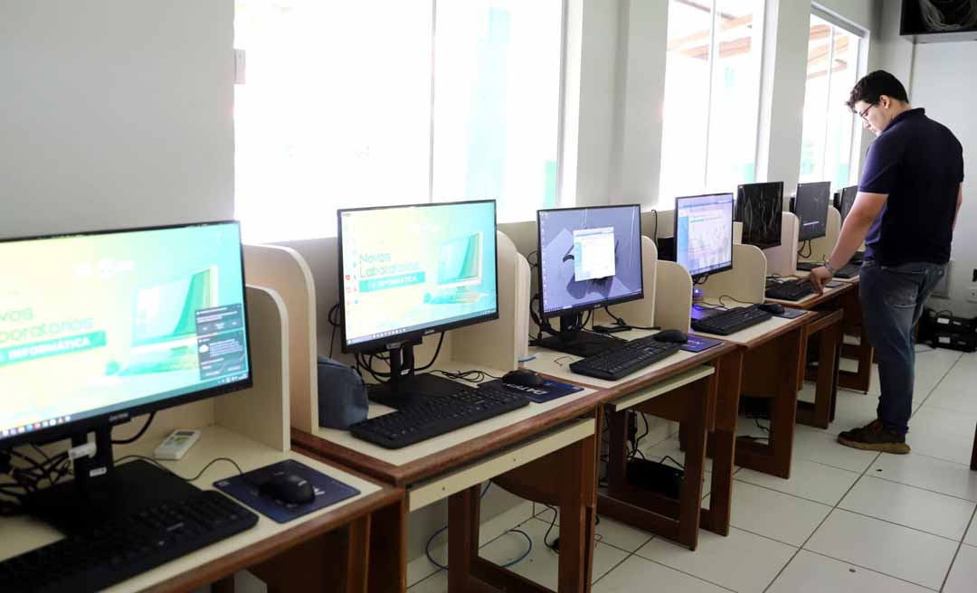 Educação entrega novos equipamentos a laboratório de informática em escola na Cidade do Povo