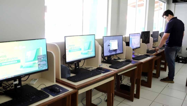 Educação entrega novos equipamentos a laboratório de informática em escola na Cidade do Povo