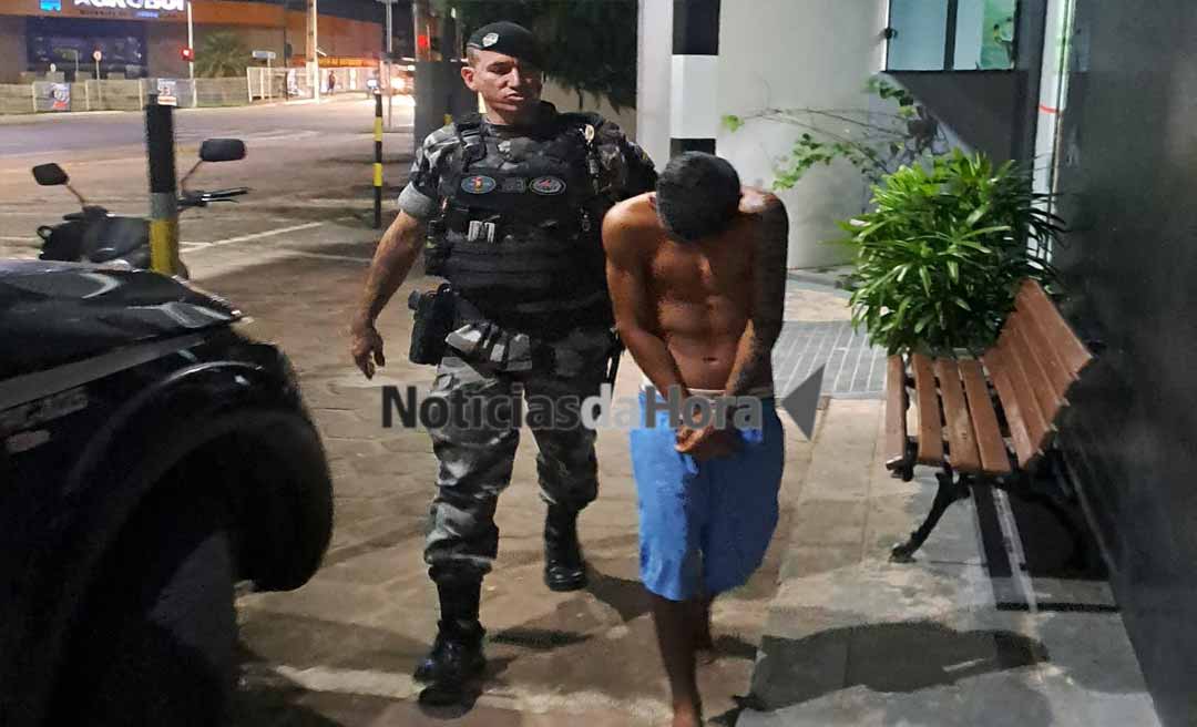 Polícia flagra suspeitos com droga e arma de fogo em beco conhecido por tráfico