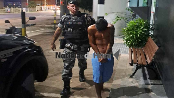 Polícia flagra suspeitos com droga e arma de fogo em beco conhecido por tráfico