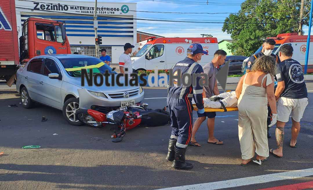 Colisão entre carro e moto deixa dois feridos com fraturas expostas em Rio Branco