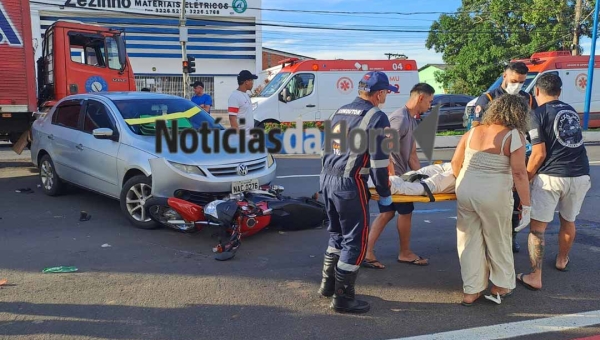 Colisão entre carro e moto deixa dois feridos com fraturas expostas em Rio Branco