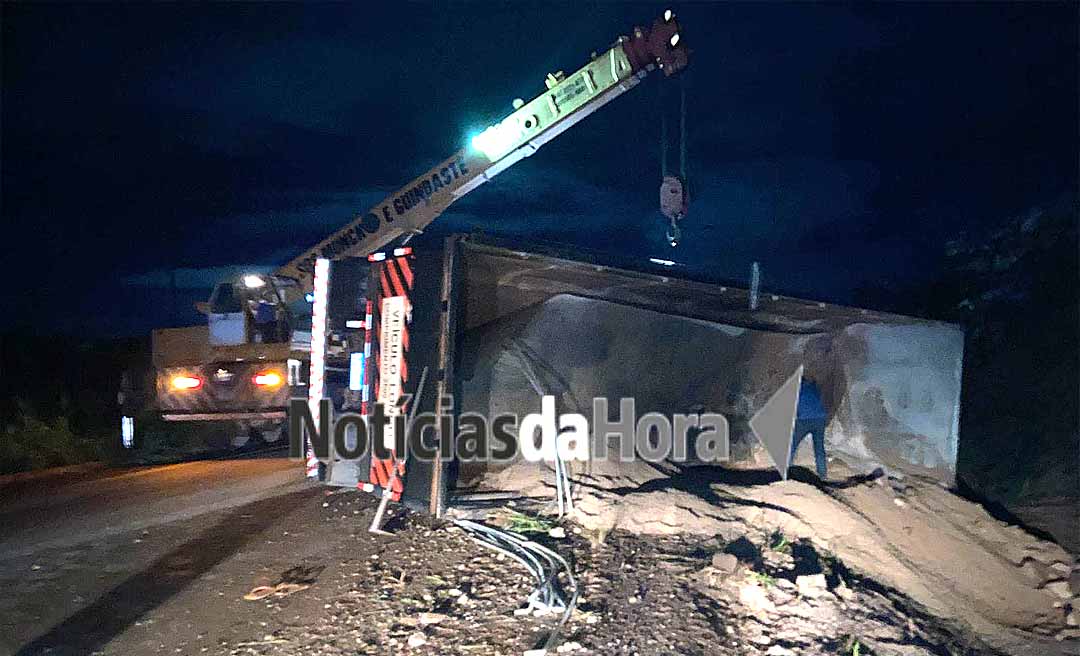 Carreta carregada com brita tomba na BR-364 e deixa trânsito parado por horas
