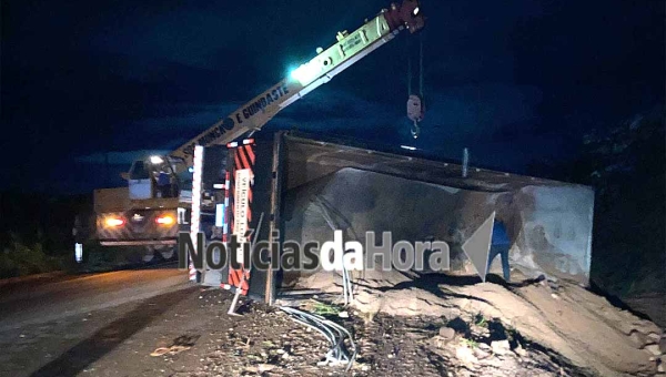 Carreta carregada com brita tomba na BR-364 e deixa trânsito parado por horas