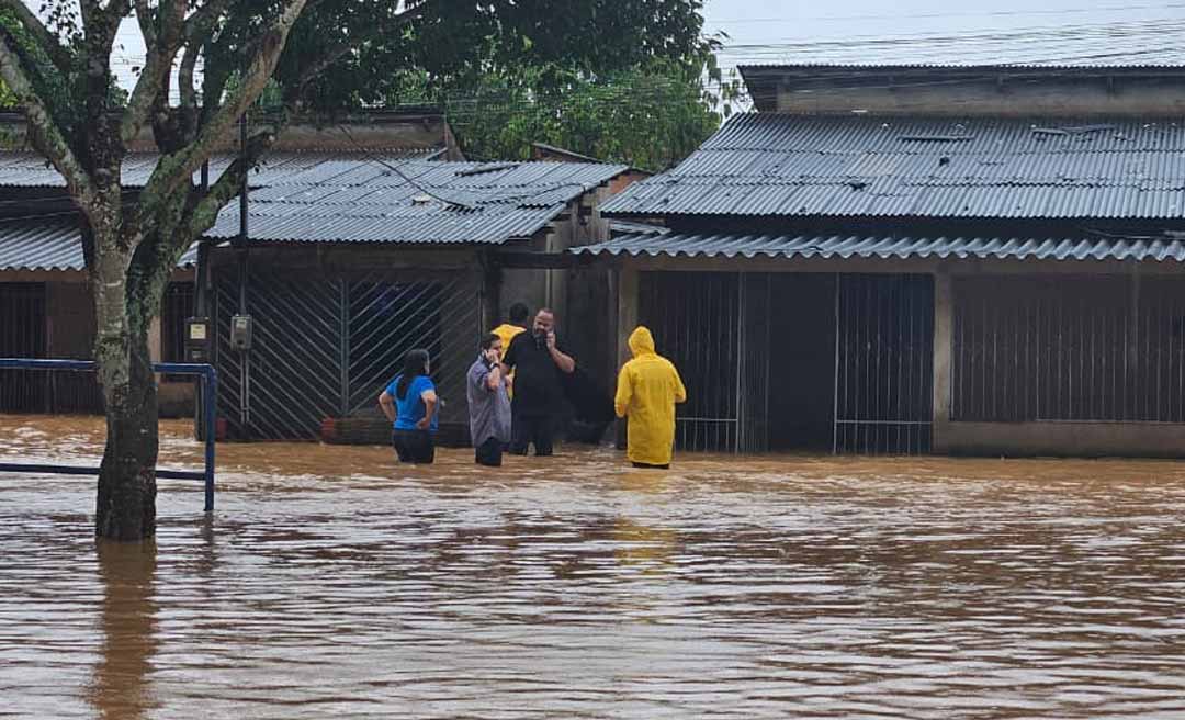 Prefeitura de Rio Branco instala gabinete de crise no bairro Plácido de Castro para atender famílias atingidas por enxurrada
