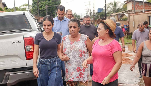 Roberta Lins, primeira-dama de Rio Branco, acompanha situação de famílias atingidas por enxurradas na Baixada da Sobral