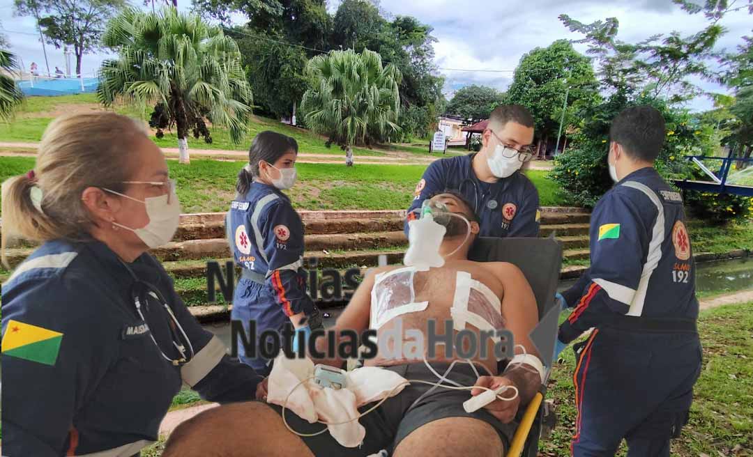 Homem é perseguido e esfaqueado oito vezes pelo ex-companheiro de sua namorada no Canal da Maternidade, em Rio Branco