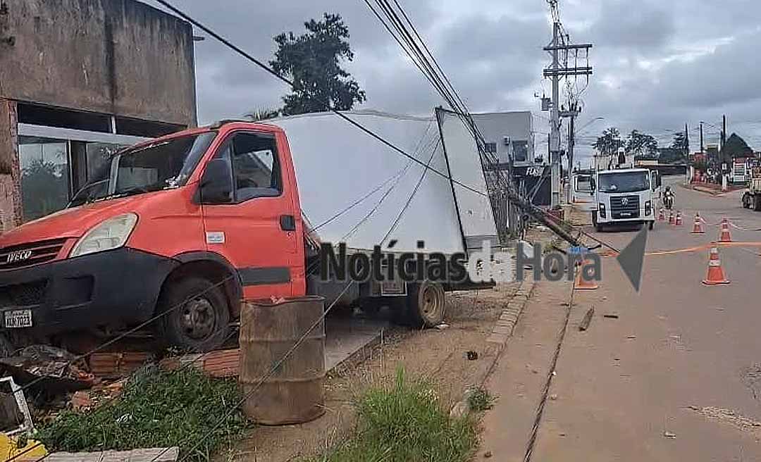 Caminhão perde controle, causa prejuízos e invade loja em Rio Branco