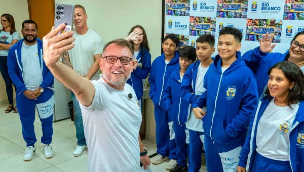Estudantes de Rio Branco embarcam para Brasília e iniciam jornada rumo à NASA e Disney