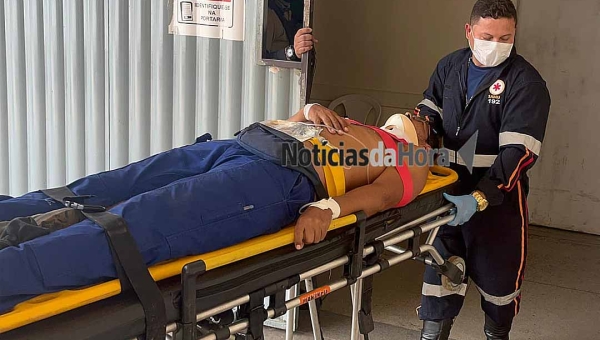 Motociclista dos Correios fica ferido após colisão com carro em Rio Branco