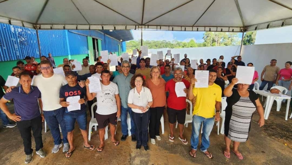 Perpétua entrega barcos e motores para ribeirinhos de 8 municípios do Acre