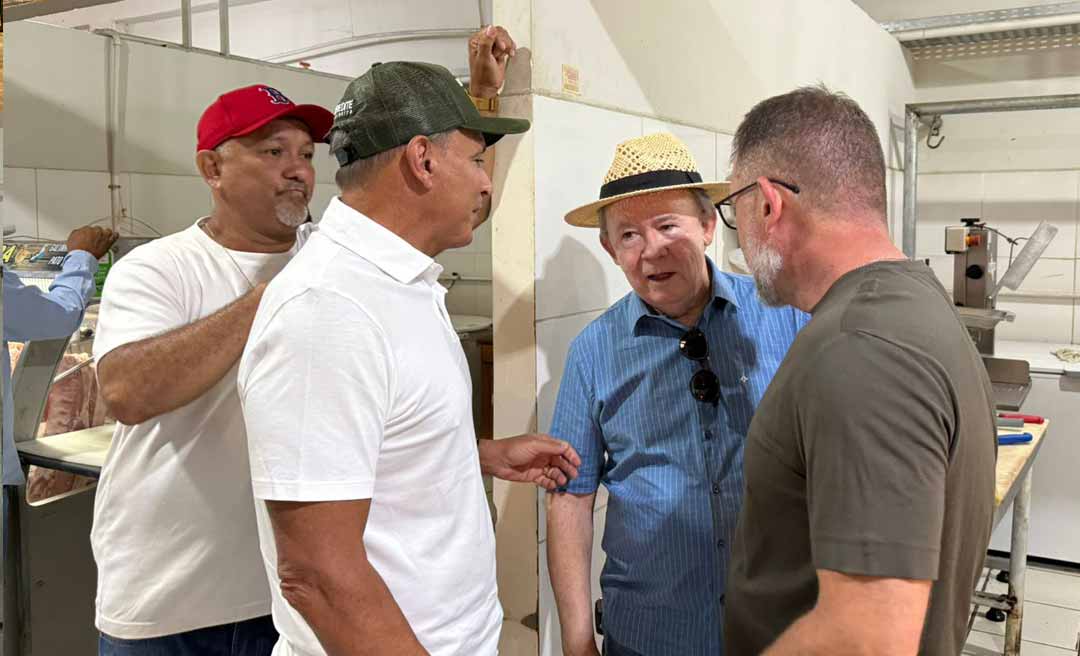 Alysson toma café em espaço provisório do Elias Mansour e anuncia que novo mercado será inaugurado até o fim de setembro