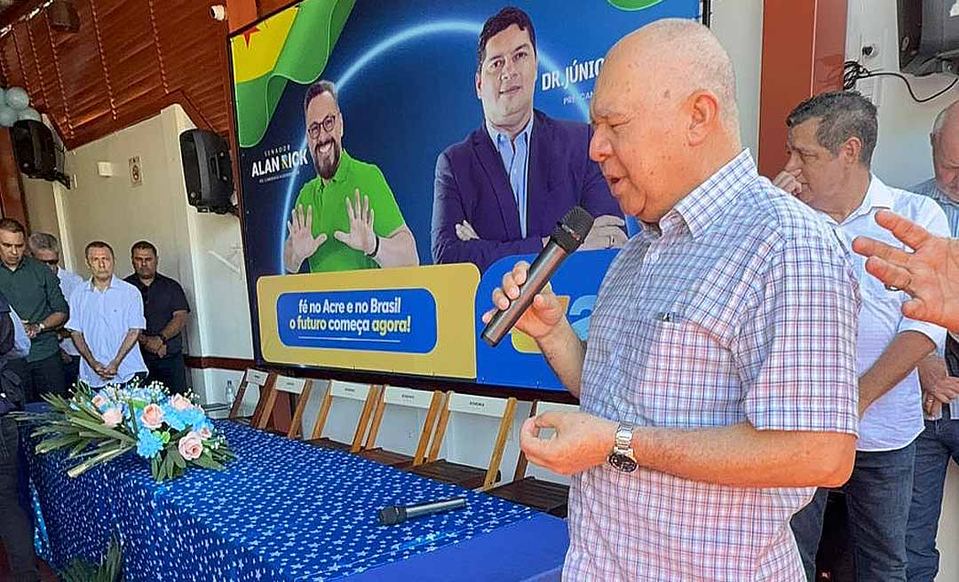 Pastor da governadora Mailza Assis ora em ato político de aliança pró-Alan Rick