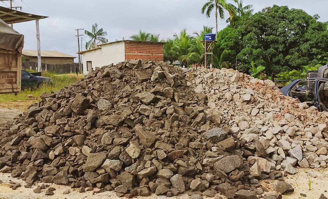 Deracre faz força-tarefa, encara BR federal e leva 2,5 mil toneladas de rachão à Terceira Entrada de Tarauacá