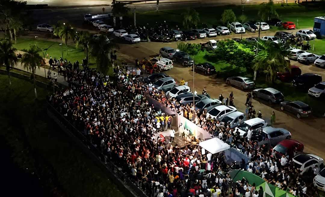 Vigília evangélica reúne fiéis no Lago do Amor durante a madrugada em Rio Branco
