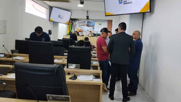 Falta de quórum na Câmara de Rio Branco adia votação de auxílio a famílias afetadas por enchentes em Rio Branco