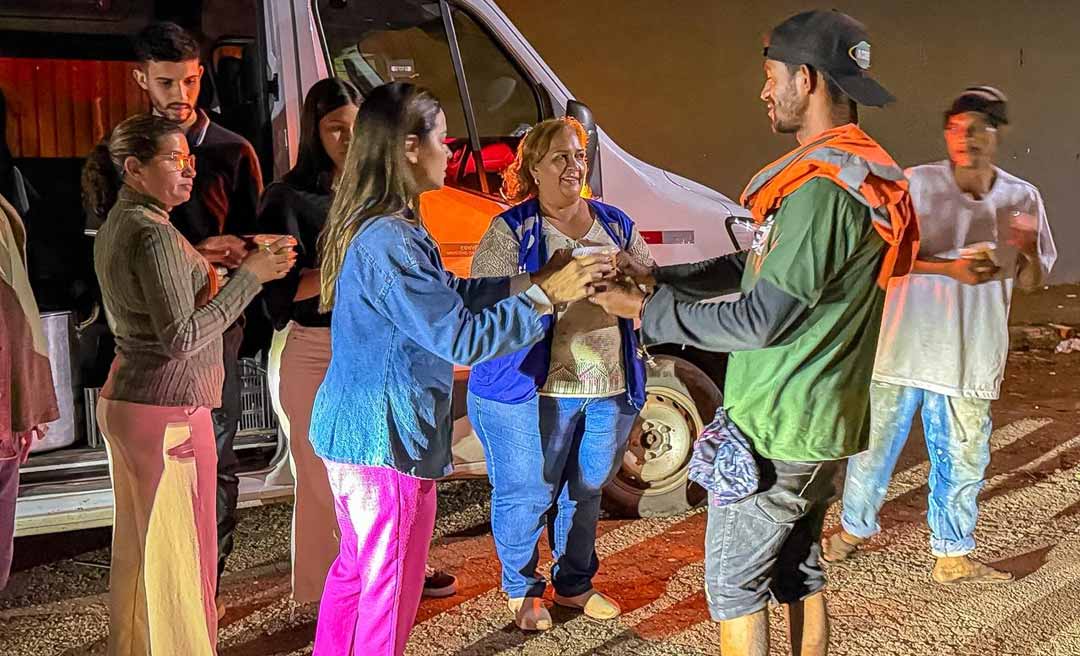 Primeira-dama da cidade, Roberta Lins, entrega sopas e cobertores em campanha solidária da prefeitura de Rio Branco