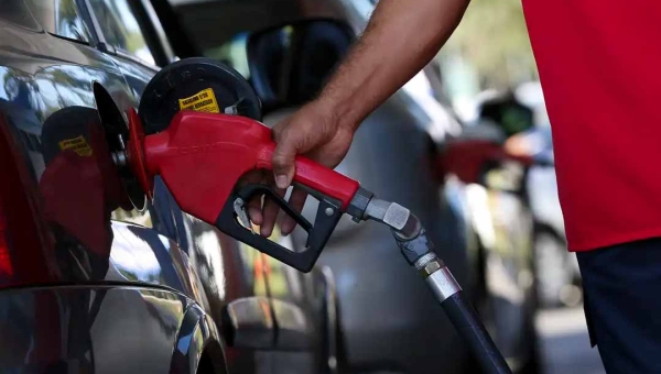 Governo do Brasil anuncia subvenção à gasolina e ao diesel para proteger bolso da população
