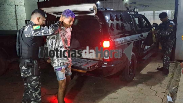 ROTAM prende suspeito com drogas escondidas em quintal abandonado durante patrulhamento em Rio Branco