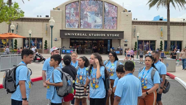 Estudantes da educação municipal vivem dia de aventura e tecnologia na Universal Studios