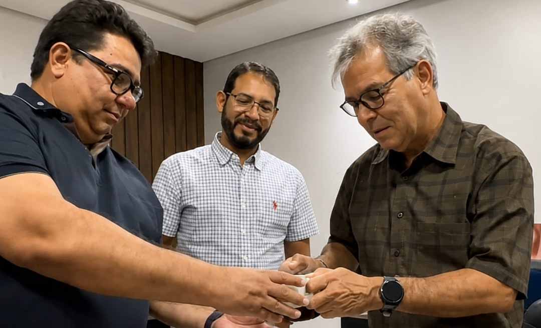 Prefeito de Brasiléia recebe Jorge Viana para café no gabinete, mas reforça apoio a governadora: “Carlinhos é Mailza”