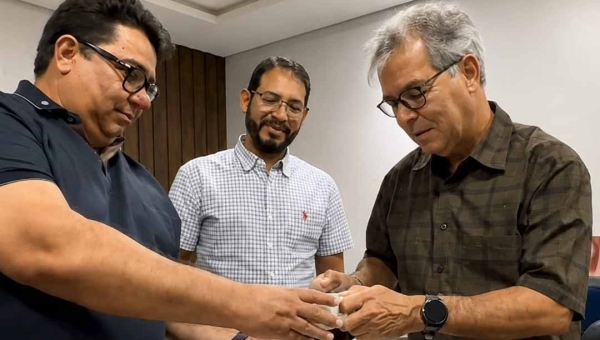 Prefeito de Brasiléia recebe Jorge Viana para café no gabinete, mas reforça apoio a governadora: “Carlinhos é Mailza”