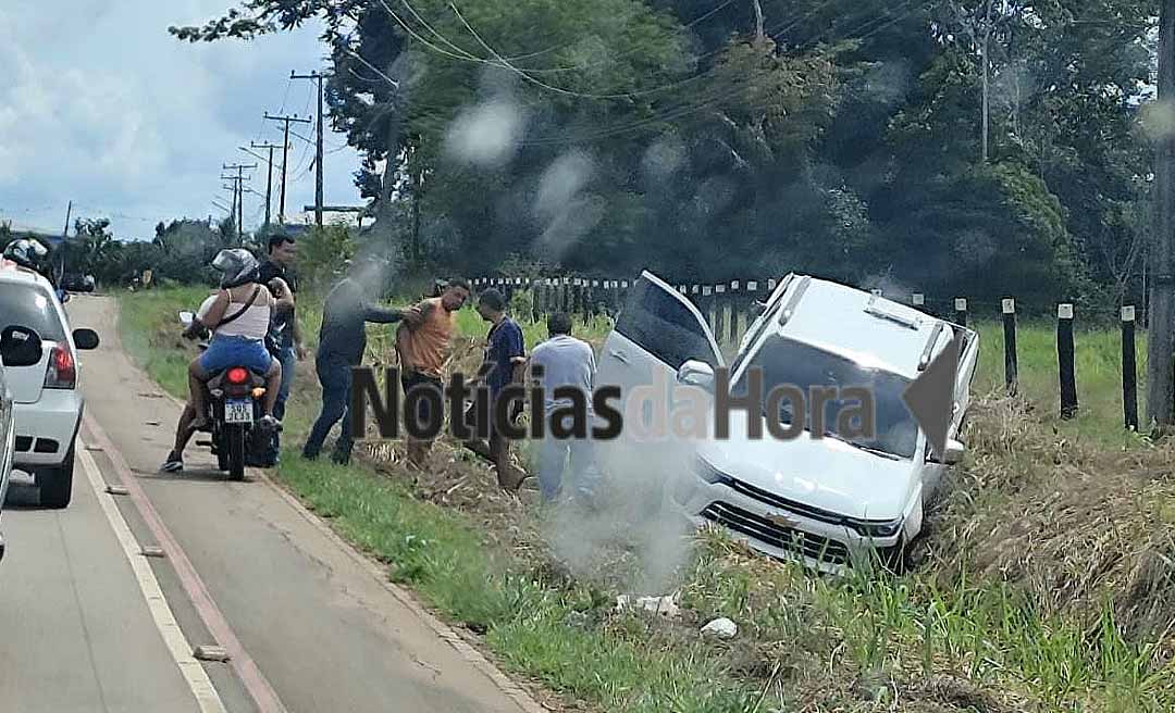 Caminhonete sai da pista e bate violentamente contra barranco na AC-40; duas pessoas ficam feridas