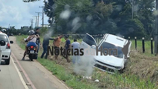 Caminhonete sai da pista e bate violentamente contra barranco na AC-40; duas pessoas ficam feridas