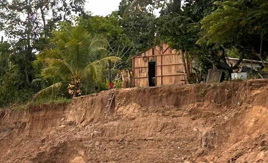 Defesa Civil presta apoio para famílias que estão com as casas em risco de desabamento após vazante do Rio Juruá em Cruzeiro do Sul